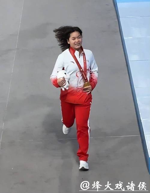 全红婵久违亮相！获暨大杰出运动员，网友：现在也就苏炳添能疼她